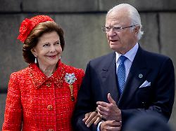 stockholm 13 06 2026 king carl xvi gustaf and queen silvia of sweden embarking vasaorden at skeppsbron due to the golden wedding jubilee foto albert nieboer point de vue out netherlands out