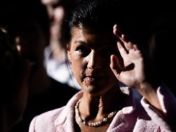 sahra wagenknecht bsw parteigruenderin und leiterin der bsw grundwertekommission unterhaelt sich nach einer kundgebung des bsw am lucie leydicke platz in berlin schoeneberg