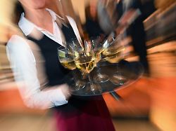 servicekraefte servicekraft in der gastronomie bei der arbeit tablett glaeser mit alkoholischen getraenken bedienung aushilfe aperitif minijob