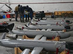 soldaten des ukrainischen verteidigungsministeriums stellen an einem ungenannten ort in der ukraine drohnen gegen russland auf