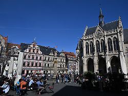 sonniges fruehlingswetter am fischmarkt in der erfurter altstadt in weiten teilen deutschlands wird in den naechsten tagen meist ruhiges und freundliches wetter erwartet
