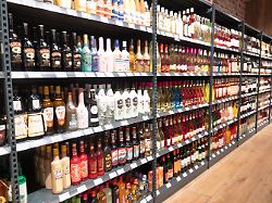 sortiment an alkoholischen getraenken verschiedene likoere schnaepse weinalkohol in der auslage eines supermarktes in trier deutschland