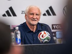 sportdirektor rudi voeller bei der ersten pressekonferenz an der wake forest university ges fussball pressekonferenz der deutschen fussball nationalmannschaft in winston salem 09 06