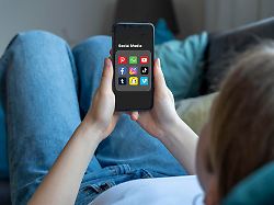 symbolbild social media nutzung von jungen menschen kindern junge frau maedchen 14 jahre alt ordner mit diversen social media plattformen auf dem handy