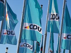 symbolbild und themenbild 37 parteitag der cdu deutschland mit flagen der partei vor dem eingang zum im berliner citycube berlin 03 02