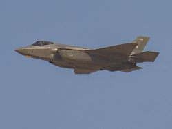 symbolfoto und themenfoto des f 35 kampfjet und kampfflugzeug bei seiner flugshow und des flying display im rahmen der dubai airshow 2025 1