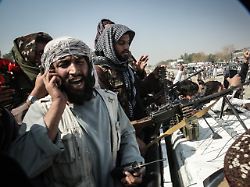 taliban kaempfer fahren auf einem gepanzerten fahrzeug an einem kontrollpunkt nahe dem grenzuebergang torkham zwischen pakistan und afghanistan 1