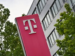 telekom logo vor einer niederlassung