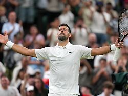 tennis grand slam wimbledon einzel maenner 1 runde djokovic serbien wu china novak djokovic aus serbien feiert seinen sieg im herreneinzel gegen yibing wu aus china
