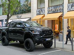 teurer suv von ram parkt in der luxus shoppingstrasse goethestrasse frankfurt hessen deutschland