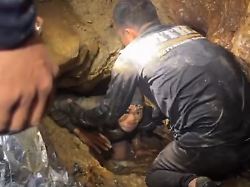 this video grab provided by metta tham rescue kalasin shows rescuers evacuating the first of five villagers center who had been trapped in a cave in xaisomboun province laos friday may 29 2026