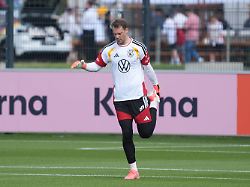 torwart manuel neuer deutschland germany im reha training frankfurt 01 06