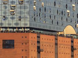 touristenattraktion architektur detailansicht touristen auf der aussichtsplattform plaza elbphilharmonie im abendlicht hafencity hamburg deutschland