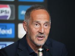 trainer adi huetter eintracht frankfurt bei seiner vorstellungspressekonferenz frankfurt 01 06
