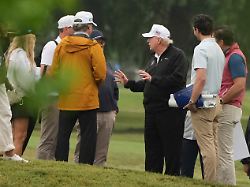us praesident donald trump 3 v r unterhaelt sich mit dem golfplatzarchitekten tom fazio und innenminister doug burgum bei einem rundgang ueber den golfplatz im east potomac park