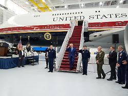 us praesident donald trump m verlaesst nach einem rundgang auf der joint base andrews das neu ausgewiesene praesidentenflugzeug air force one