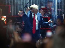 us praesident donald trump tanzt nach seiner rede zur eroeffnung der great american state fair auf der national mall