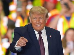 us praesident donald trump trifft im rahmen eines besuchs des mack trucks werks im lehigh valley in macungie pennsylvania ein um eine rede zu halten