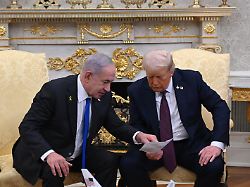 us praesident donald trump und israelischer ministerpraesident benjamin netanjahu unterhalten sich waehrend eines treffens im weissen haus