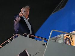 us praesident donald trump zeigt mit dem finger als er auf der joint base andrews in maryland an bord der air force one geht um zum g7 gipfel zu fliegen