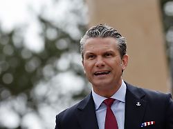 us verteidigungsminister pete hegseth haelt eine rede auf dem us friedhof in der normandie anlaesslich des 82 jahrestages der d day landung in colleville sur mer