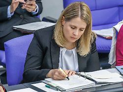 verena hubertz spd bundesministerin fuer wohnen stadtentwicklung und bauwesen im deutschen bundestag am 11 06 26 in berlin