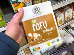 verpackung von bio tofu geraeuchert von berief im supermarktregal praesentiert als pflanzlicher proteinlieferant mit bio siegel