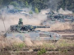 von knds in kooperation mit rheinmetall gebauter schuetzenpanzer puma waehrend einer vorfuehrung auf dem truppenuebungsplatz munster 1
