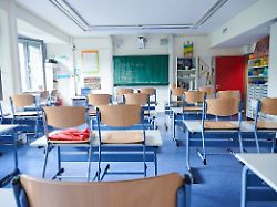 vor acht uhr sind die stuehle in einem klassenzimmer einer grundschule in prenzlauer berg noch auf den tischen