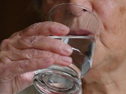 weil aelteren menschen oft das durstgefuehl fehlt ist es gut sie regelmaessig ans trinken zu erinnern