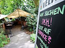 wir suchen dich lust auf service steht auf einer tafel vor einer gaststaette an der alster die zahl der freien stellen im gastgewerbe ist im norden erheblich gestiegen