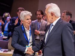 wolfgang kubicki neu gewaehlter parteivorsitzender der fdp nimmt die gratulation von marie agnes strack zimmermann entgegen nach der wahl beim fdp bundesparteitag