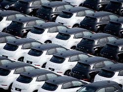 zahlreiche neuwagen der marke ora des chinesischen automobilherstellers great wall motor stehen auf einem parkplatz am jadeweserport