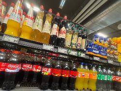 zuckersteuer auf softdrinks kommt zuckerabgabe zuckerhaltige softdrinks in einem regal in einem supermarkt 1