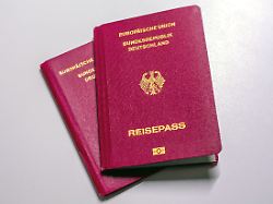 zwei reisepaesse der bundesrepublik deutschland liegen auf einem tisch