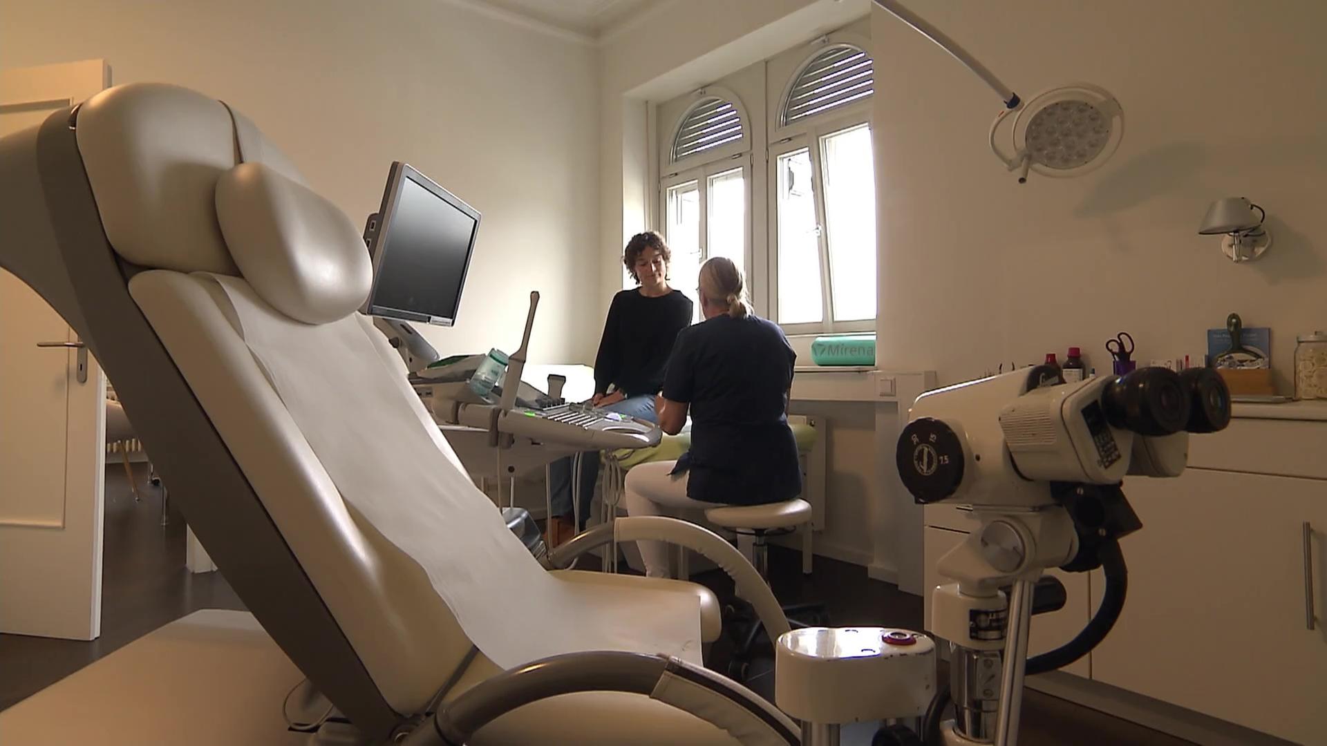 arztpraxis behandlungsraum patientin 100