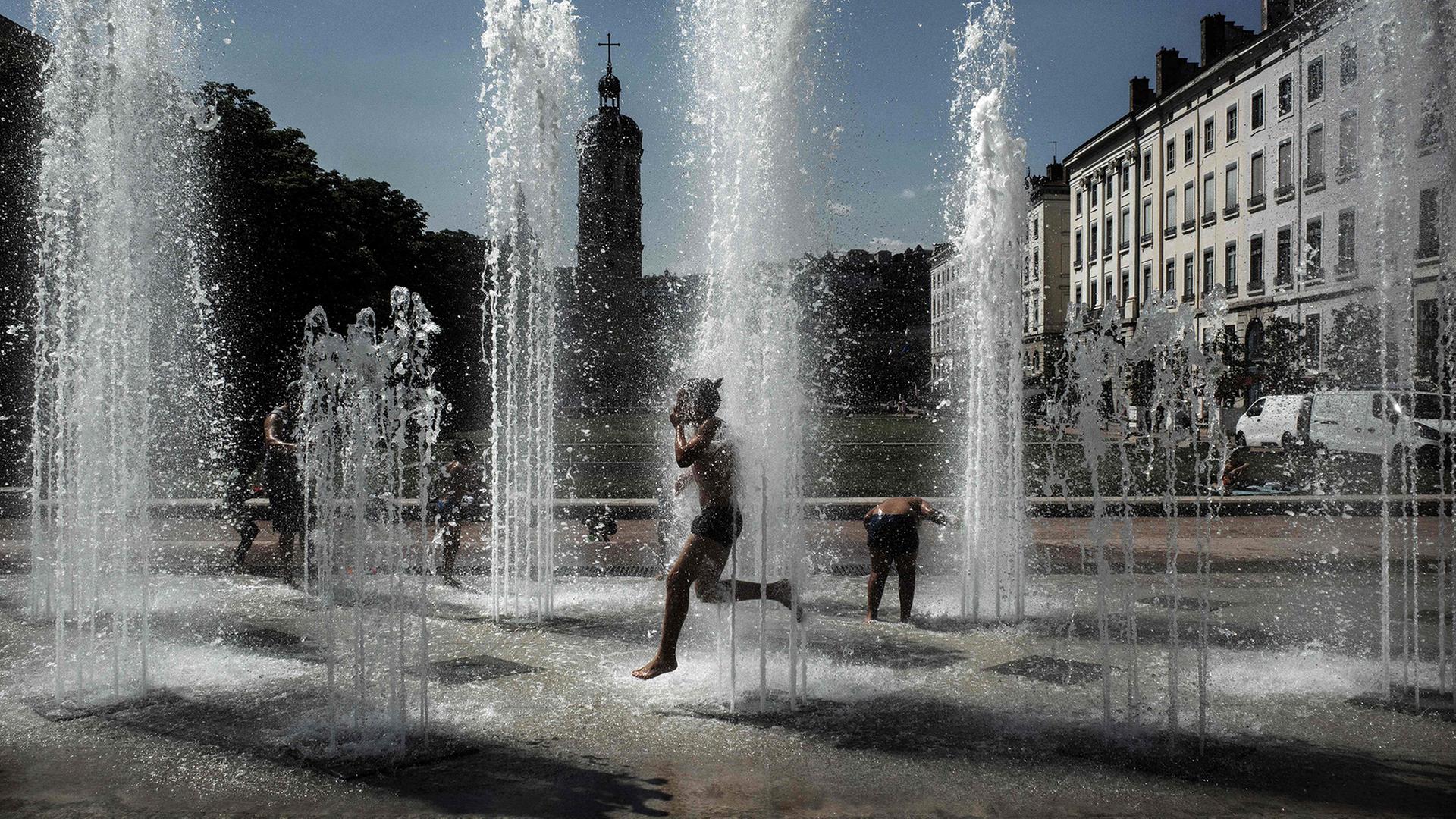 brunnen menschen abkuehlung 100