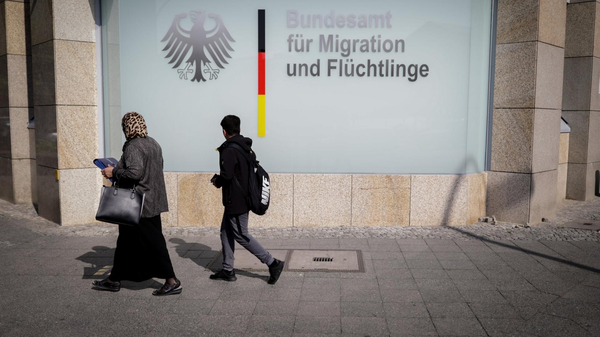 bundesamt migration 100