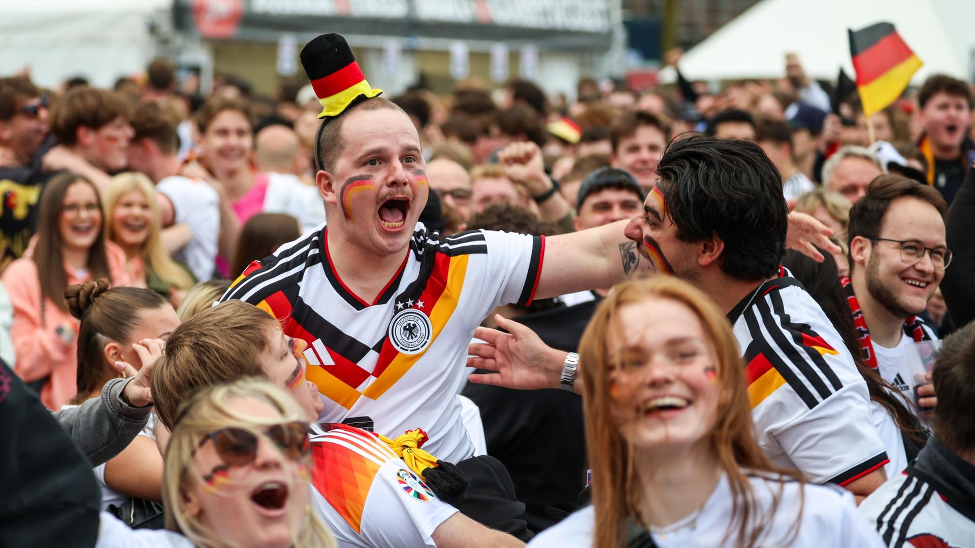 fans public viewing 102