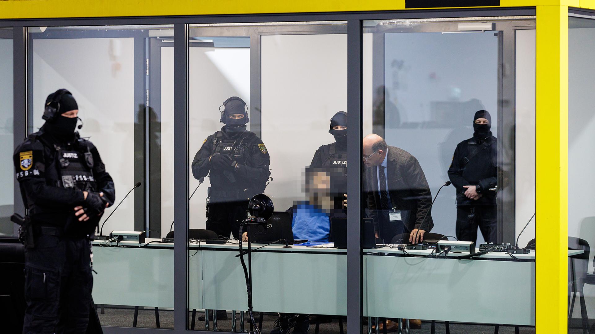 gerichtssaal angeklagter polizisten 100