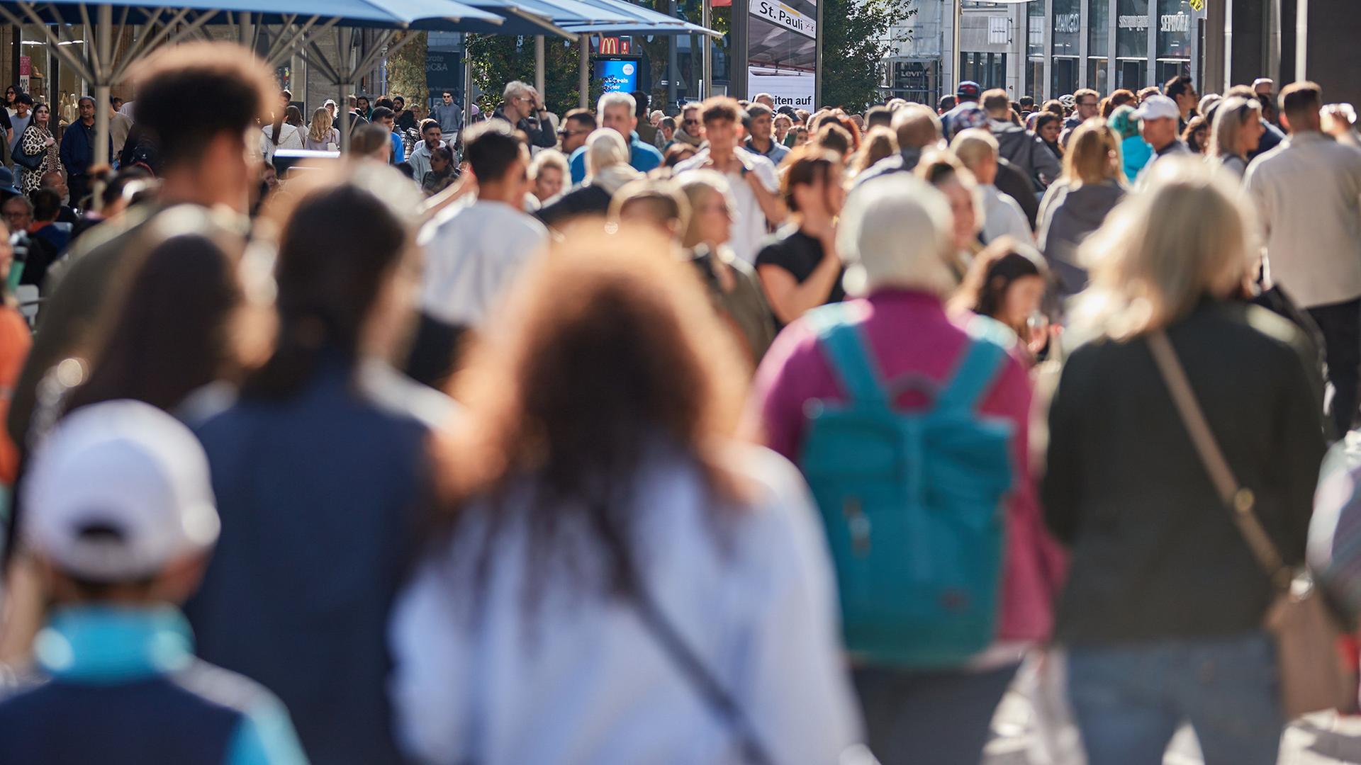 menschen fussgaengerzone 104 1
