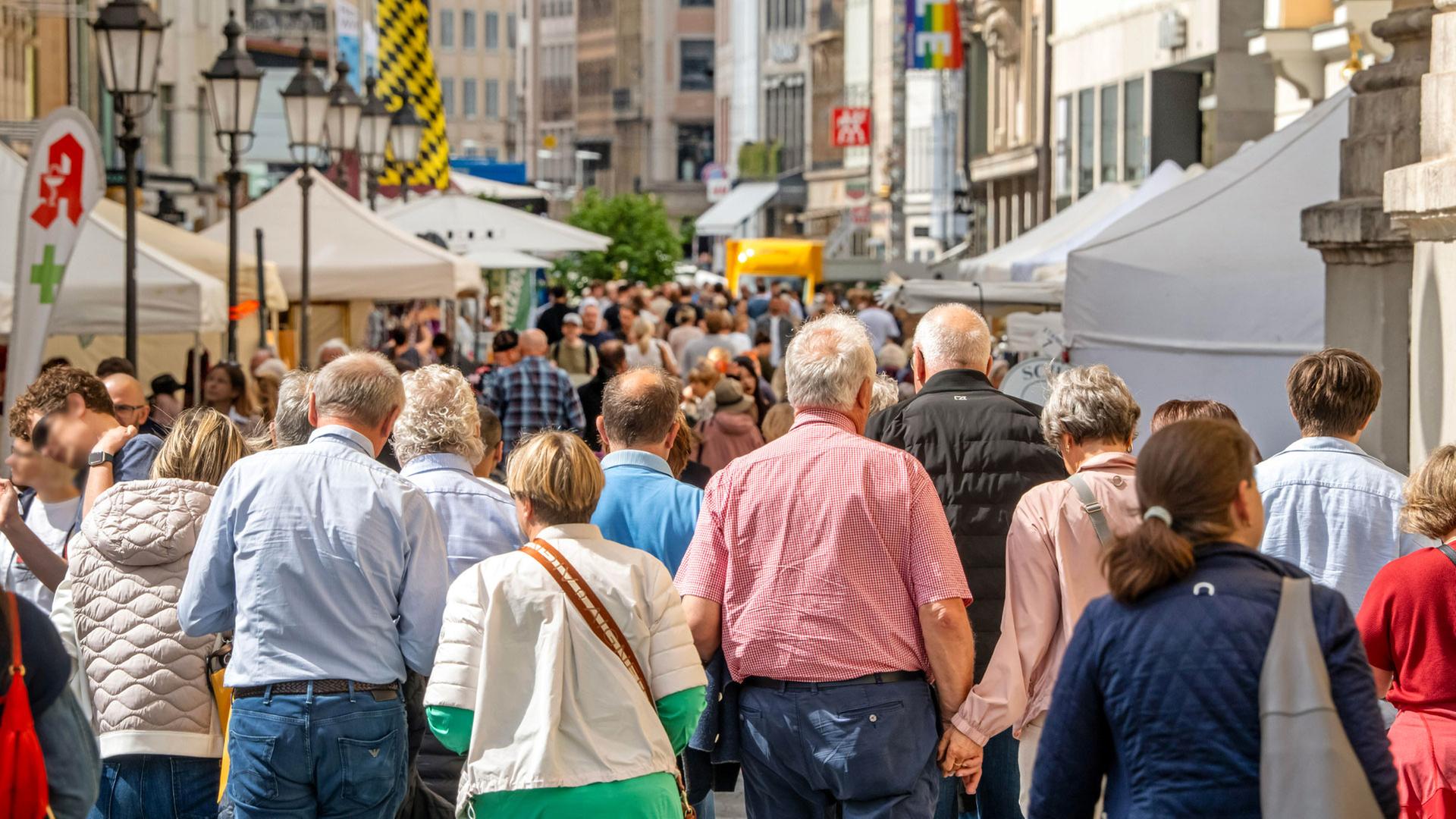 menschen fussgaengerzone 106