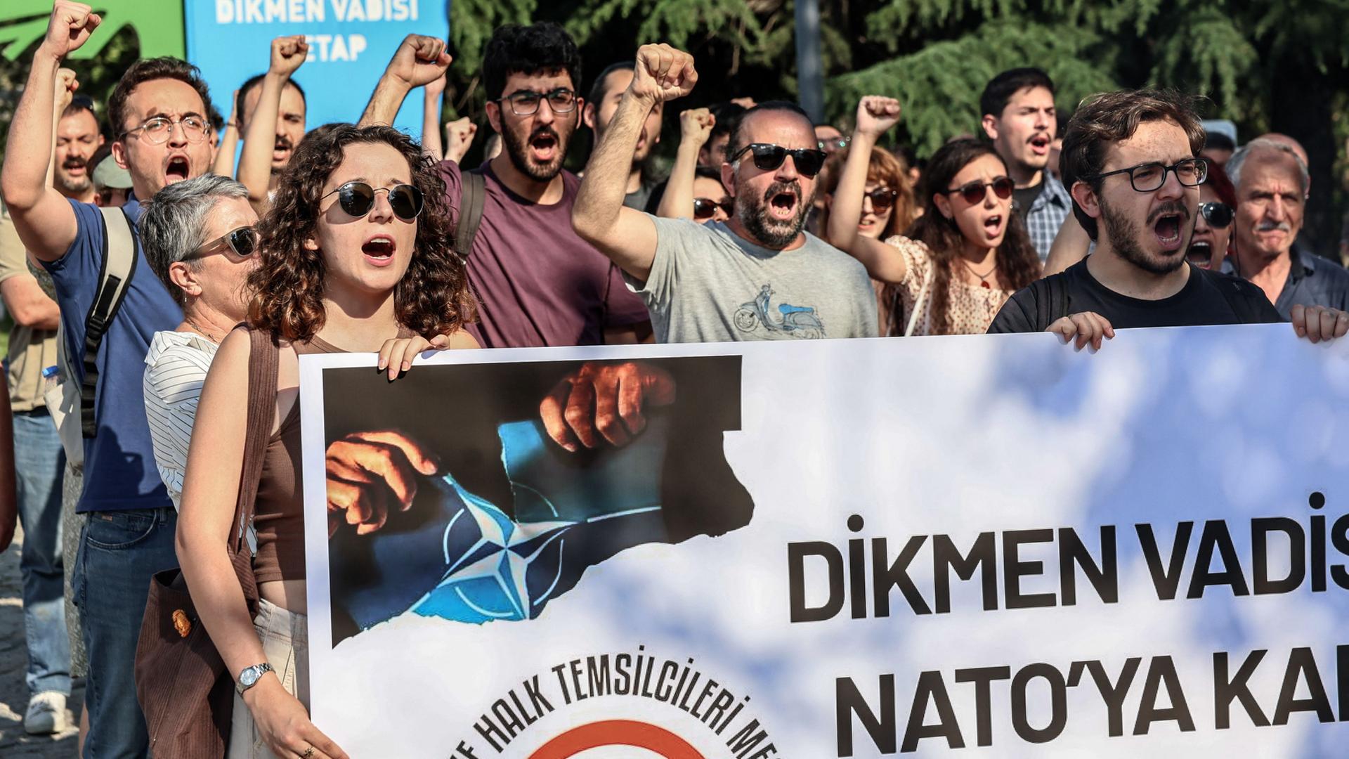 protest ankara nato gipfel 100