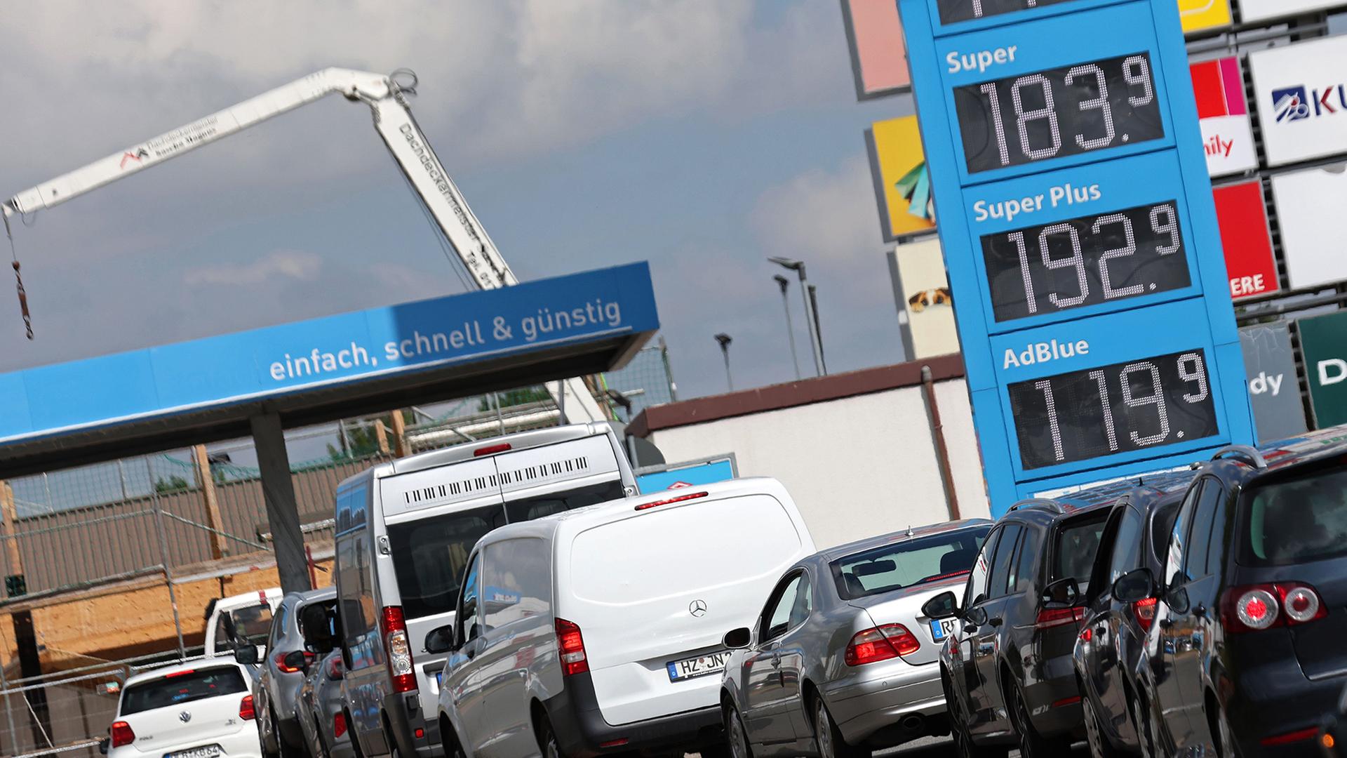 schlange tankstelle 100