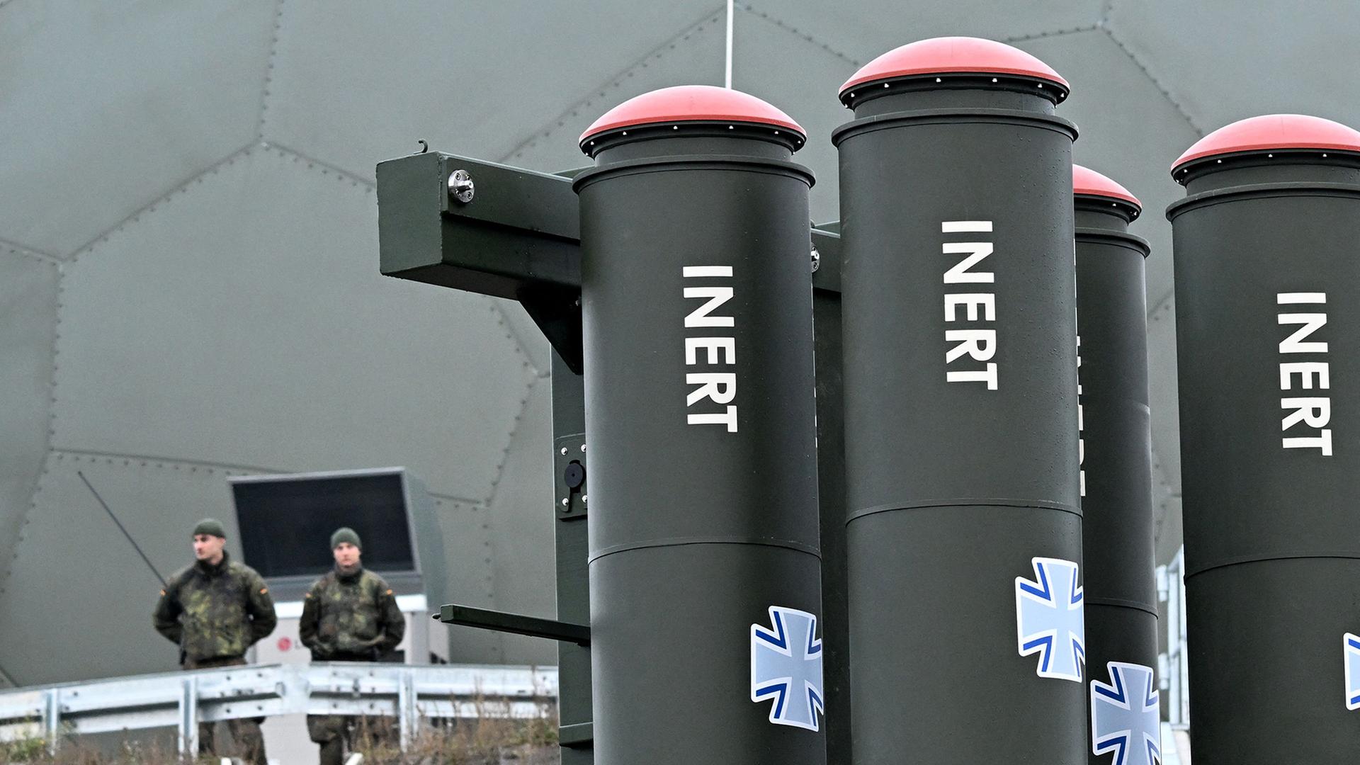soldaten militaerisches geraet 100