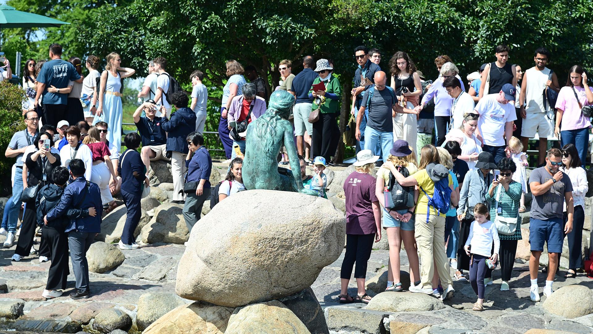 touristen meerjungfrau kopenhagen 100