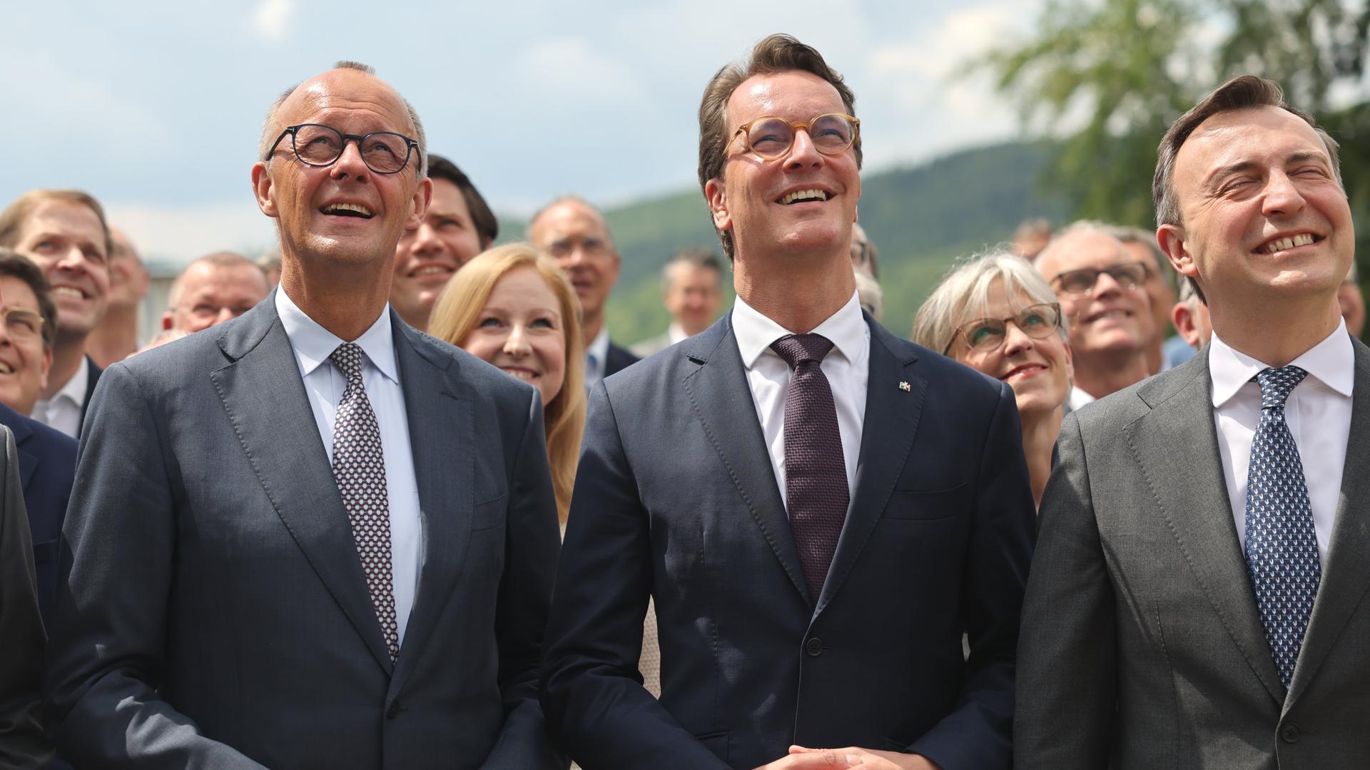 wdr friedrich merz und hendrik wuest in meschede 100
