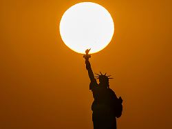 02 07 2026 usa new york die freiheitsstatue waehrend in new york die sonne untergeht