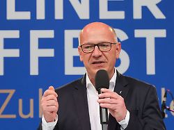 07 07 2026 berlin berlins regierender buergermeister kai wegner cdu eroeffnet auf der buehne vor dem roten rathaus das hoffest
