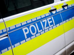 09 04 2024 niedersachsen oldenburg ein einsatzfahrzeug der polizei steht im stadtzentrum